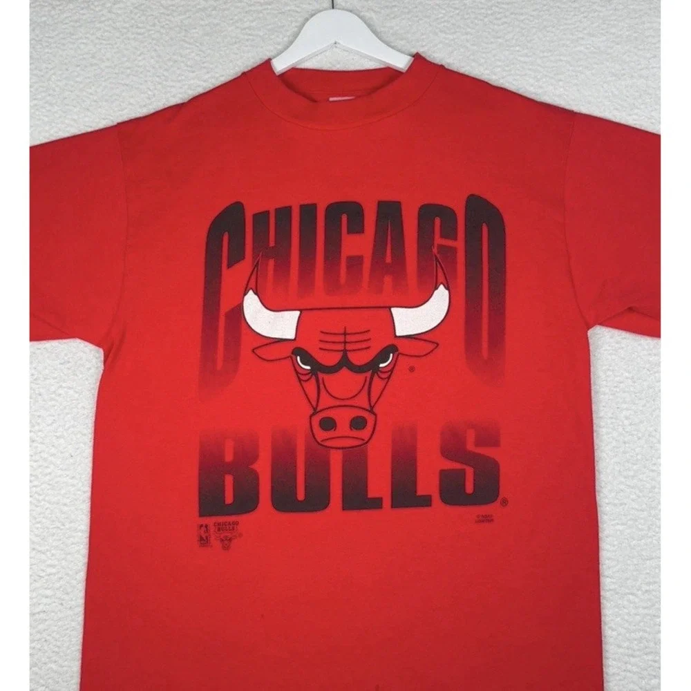 Vintage 90s CHICAGO BULLS LOGO 7 Shirt - Men's Large - Big Logo Red